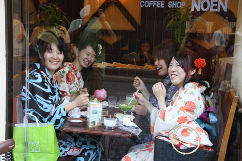 japanische Mädels in einem Restaurant