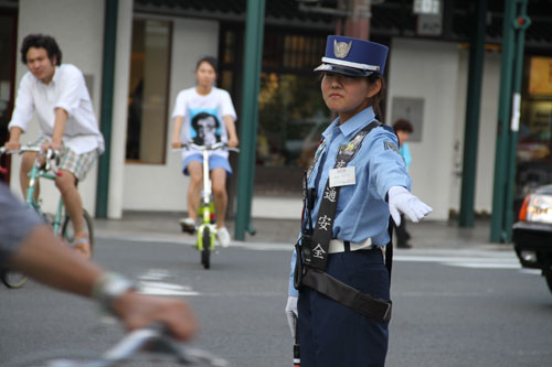 Polizistin in Gion in Aktion