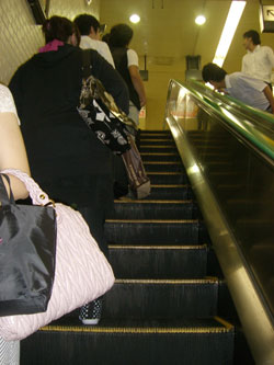 in Japan steht man links auf der Rolltreppe