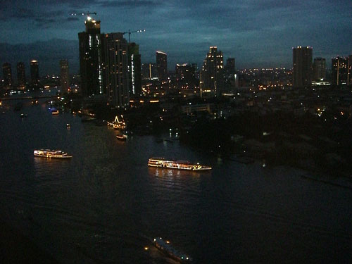 Abendliches Bangkok vom Hotelzimmer aus