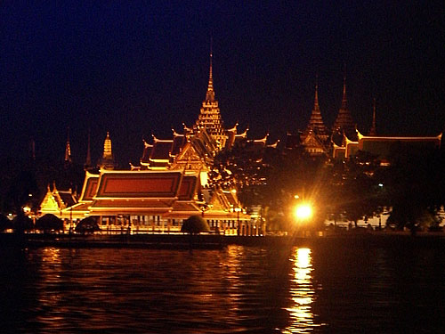 Der Königspalast vom Chao Phraya aus im abendlichen Glanz