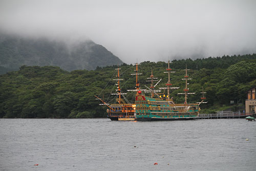 historische Schiffe auf dem See