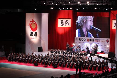 Kouji Tamaki mit Band und Orchester
