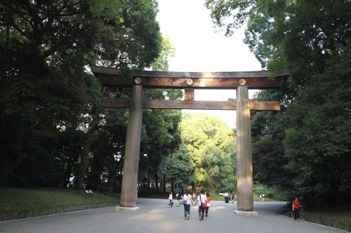 Das größte Tor aus Zedernholz Japans